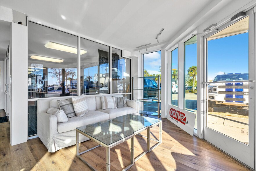 More Photos Of 639 Harbor Blvd, Destin Showroom For Lease