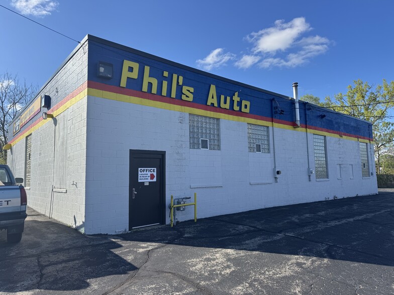 Primary Photo Of 1101 Niagara St, Waukesha Auto Repair For Sale