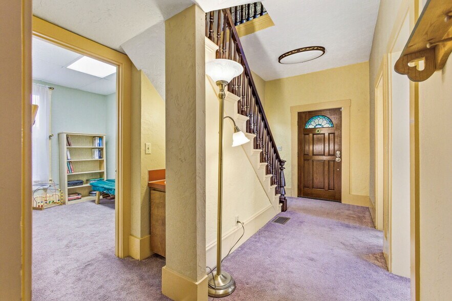 More Photos Of 830 Saginaw St S, Salem Medical For Sale