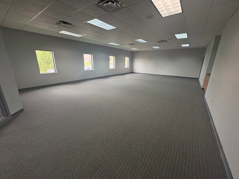 More Photos Of 422-434 Alexandersville Rd, Miamisburg Warehouse For Lease