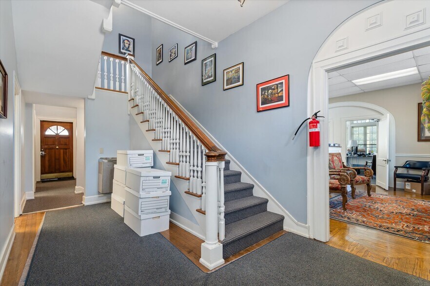 More Photos Of 1911 Government St, Mobile Office For Sale