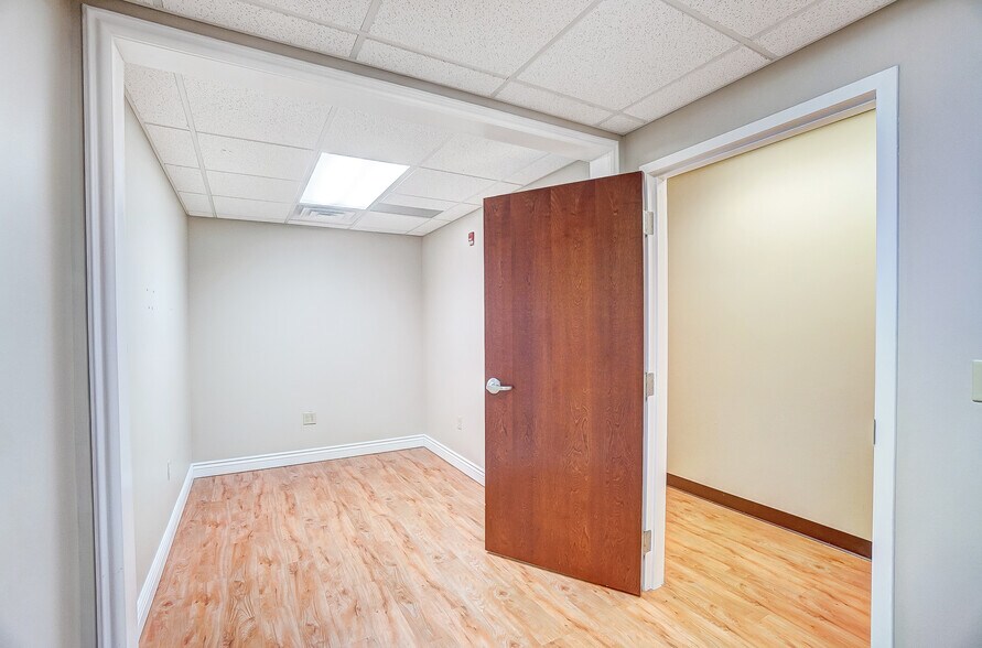 More Photos Of 916-920 W Market St, Lima Medical For Lease