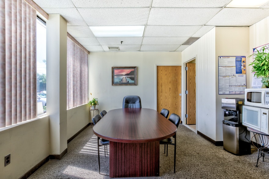 More Photos Of 110 Bi County Blvd, Farmingdale Light Distribution For Lease