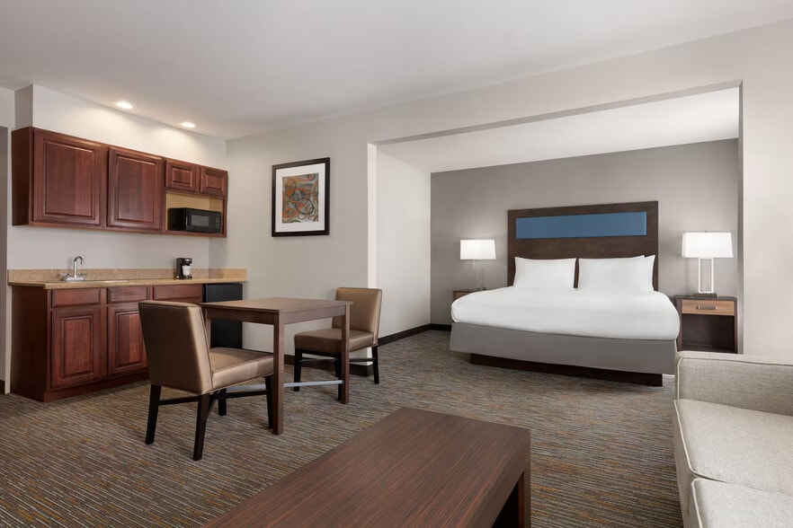 More Photos Of 1511 N Howe St, Southport Hotel For Sale