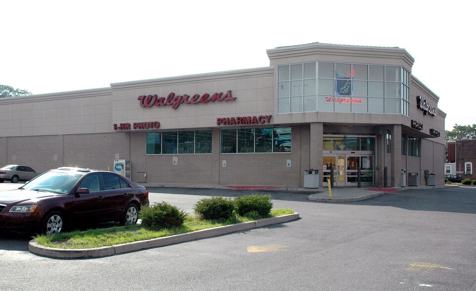 Primary Photo Of 1607 Bridge St, Philadelphia Drugstore For Lease