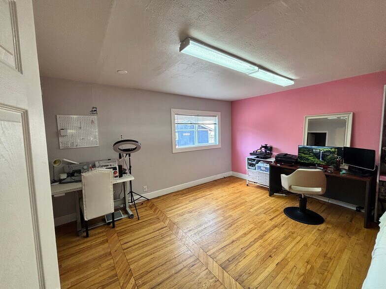 More Photos Of 4131 River Rd N, Salem Freestanding For Lease