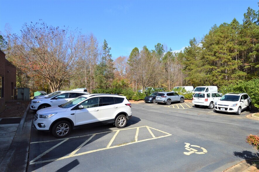 More Photos Of 3250 Green Park Cir, Charlotte Warehouse For Lease