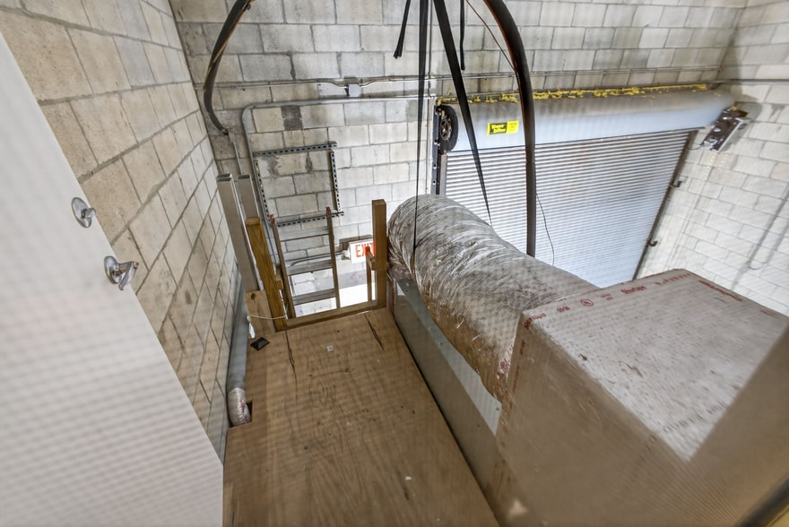 More Photos Of 3097-3117 SE Gran Park Way, Stuart Light Manufacturing For Sale