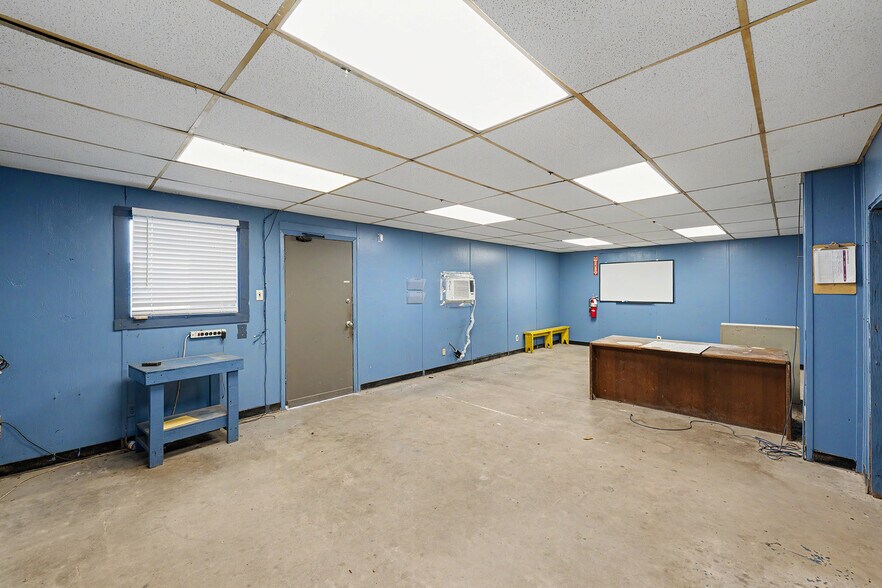More Photos Of 3807 Oates Rd, Houston Showroom For Lease