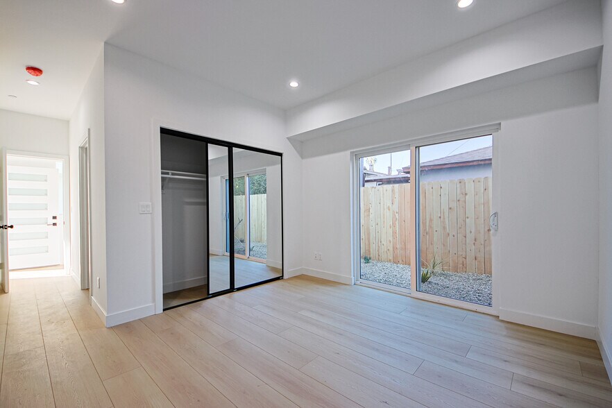 More Photos Of 2404 S Cochran Ave, Los Angeles Apartments For Sale