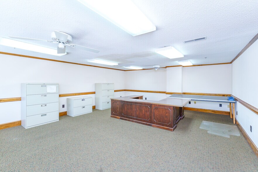 More Photos Of 1734 University Commercial Pl, Charlotte Warehouse For Lease