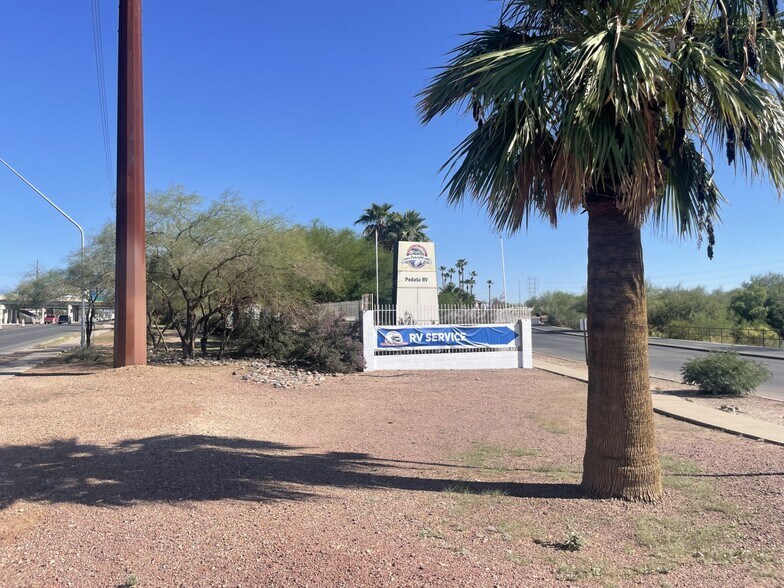 More Photos Of 4933 S Outlet Center Dr, Tucson Specialty For Lease