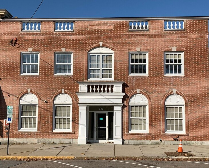 More Photos Of 319 Auburn St, Newton Medical For Lease