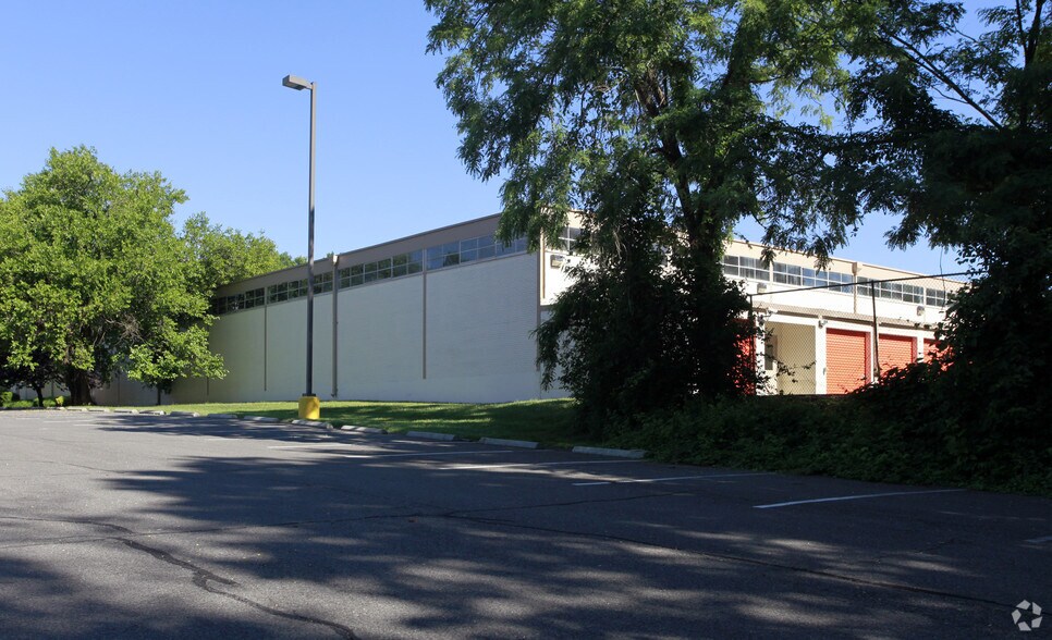 More Photos Of 1751 Old Meadow Rd, McLean Self Storage For Lease