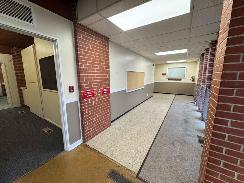 More Photos Of 1810 E Broadway Ave, Enid Flex For Sale