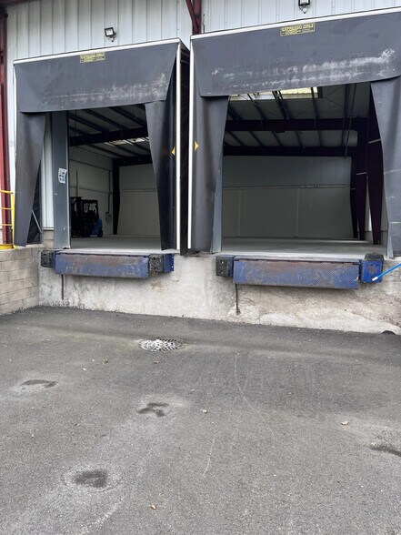 More Photos Of 62 Avenue D'Orleans, Beaugency Flex For Lease