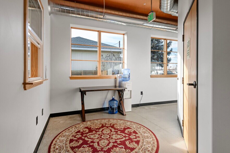 More Photos Of 544 SW 4th St, Redmond Office For Sale