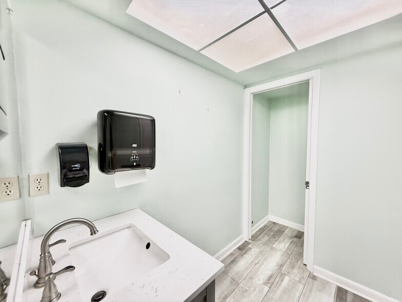 More Photos Of 3949 Evans Ave, Fort Myers Medical For Sale
