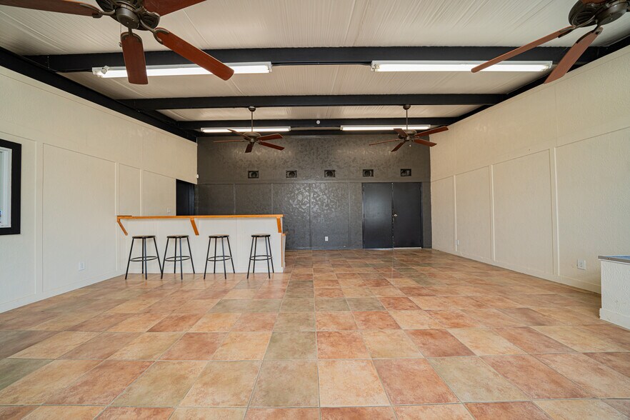 More Photos Of 118 Industrial Blvd, Kilgore Flex For Lease