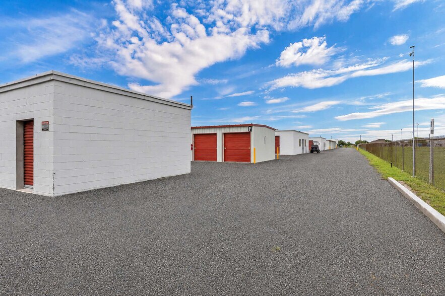 More Photos Of 1663 Moore Ave, Portland Self Storage For Sale