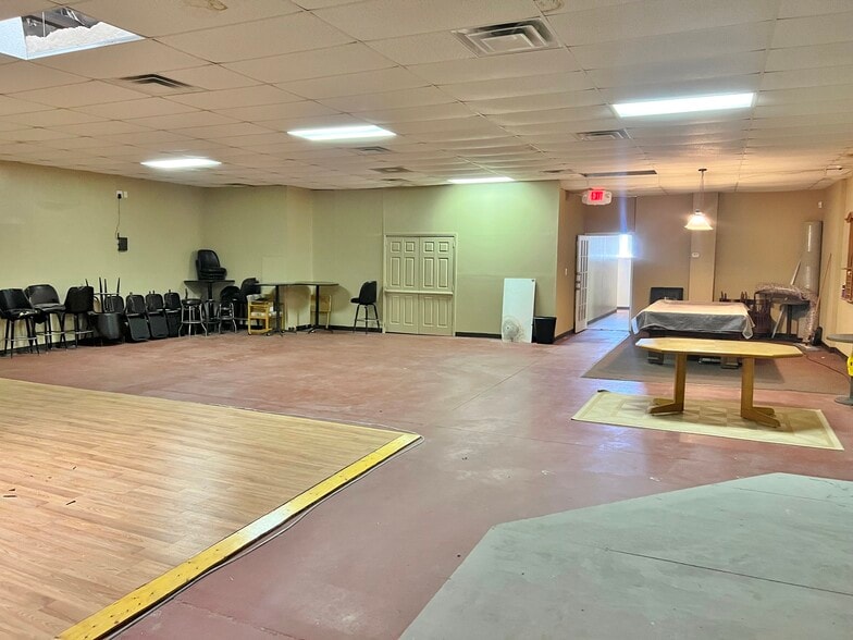 More Photos Of 3841-3845 NW 10th St, Oklahoma City Manufacturing For Lease