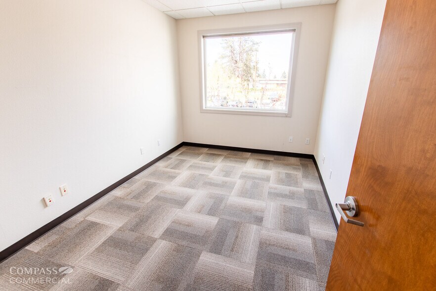 More Photos Of 300 SE Reed Market Rd, Bend Office For Sale