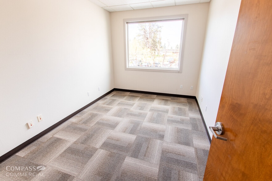 More Photos Of 300 SE Reed Market Rd, Bend Office For Lease