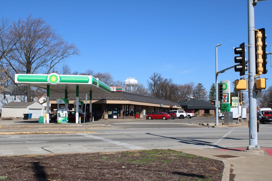 Primary Photo Of 1612-1636 38th St, Rock Island Storefront For Sale