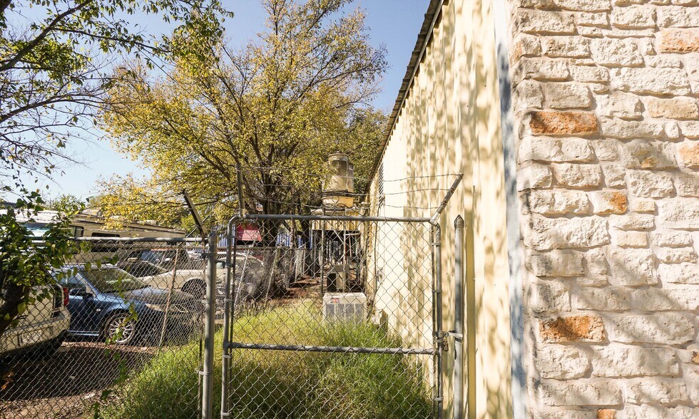 More Photos Of 1413 Sam Bass Rd, Round Rock Warehouse For Lease