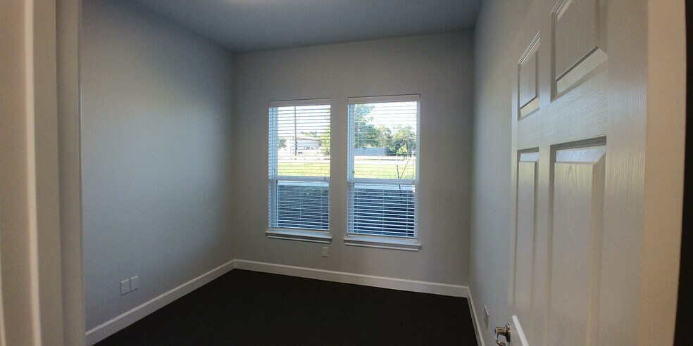 More Photos Of 660 S Bagdad Rd, Leander Office For Sale