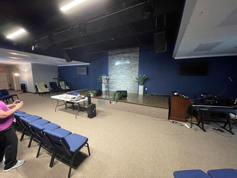 More Photos Of 6827 N Orange Blossom Trl, Orlando Unknown For Lease