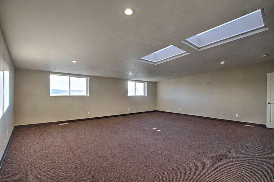 More Photos Of 225 West St, Evanston Light Manufacturing For Sale