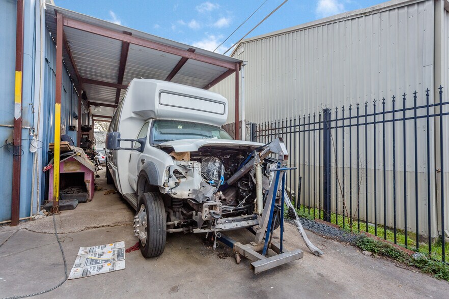 More Photos Of 8921 Daffodil Ave, Houston Auto Repair For Sale
