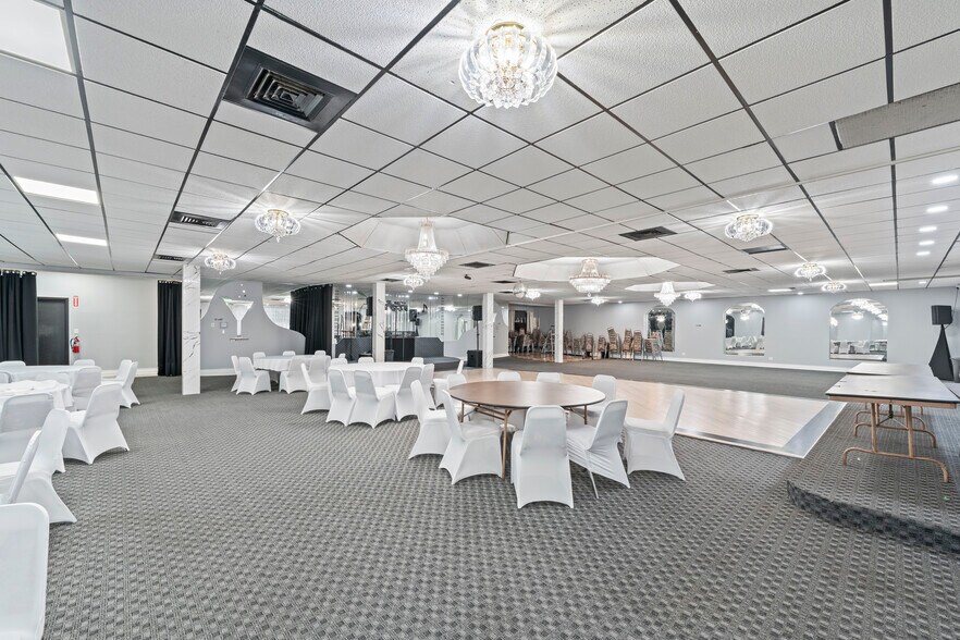 More Photos Of 10140 S Roberts Rd, Palos Hills Bar For Sale