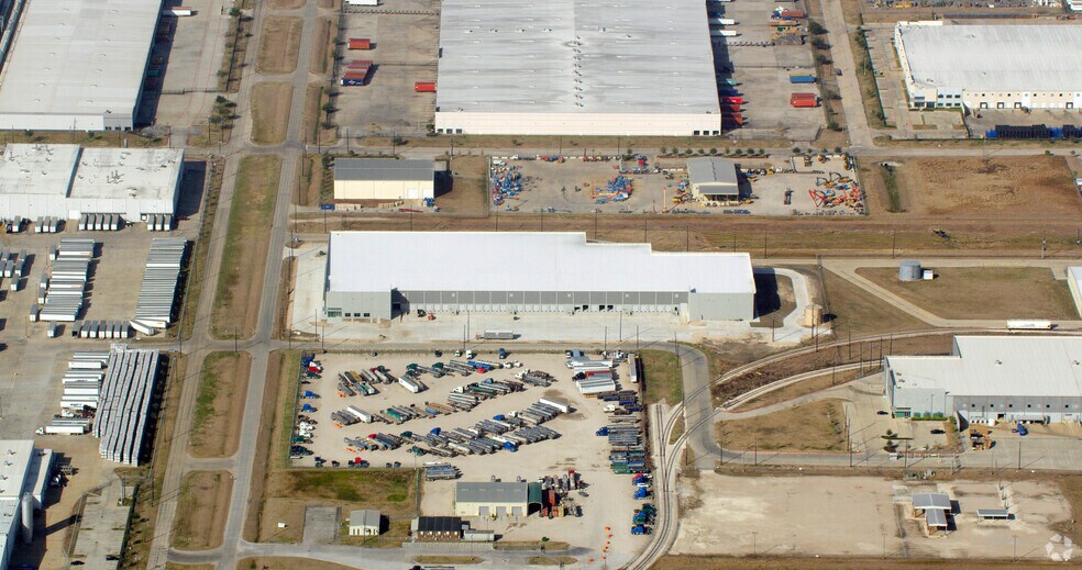 More Photos Of 4811 Underwood Rd, Pasadena Warehouse For Lease