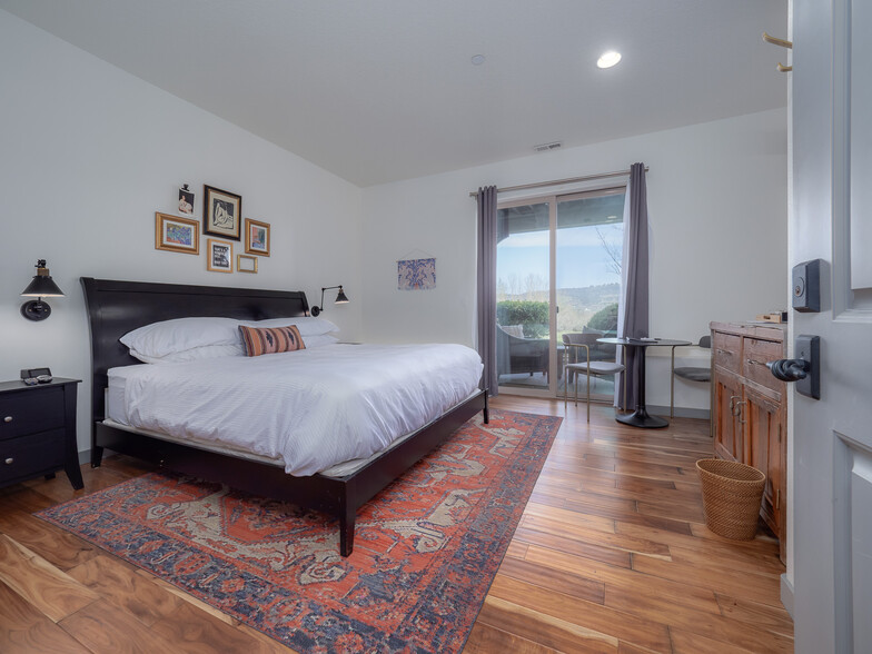 More Photos Of 20300 NE Highway 240, Newberg Hotel For Sale