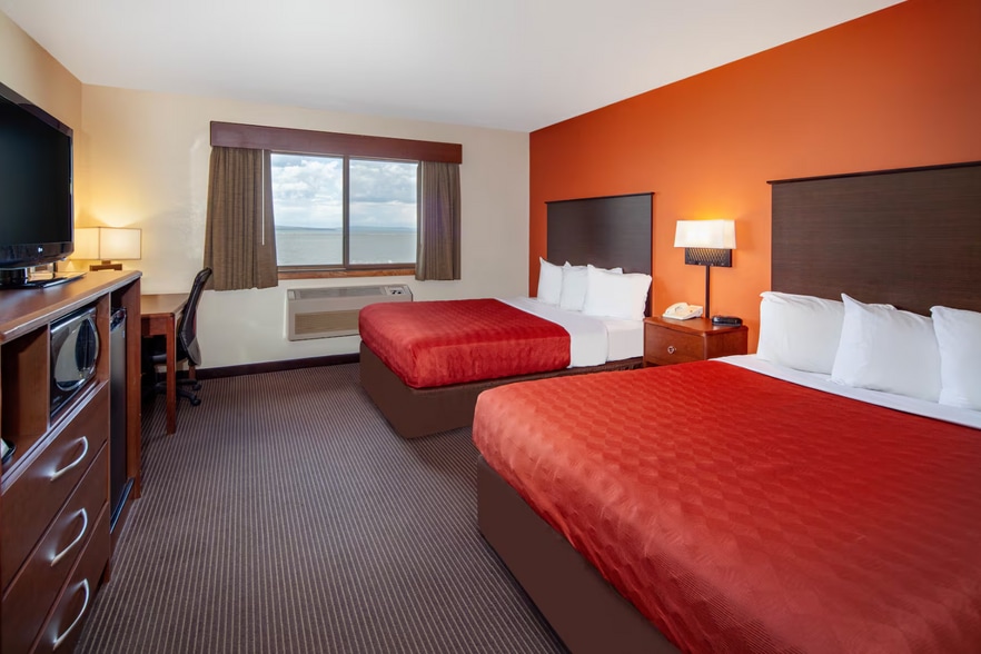 More Photos Of 3009 Lakeshore Dr E, Ashland Hotel For Sale