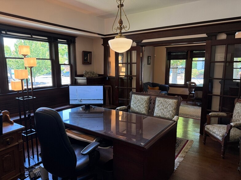 More Photos Of 401 E McLoughlin Blvd, Vancouver Office For Sale