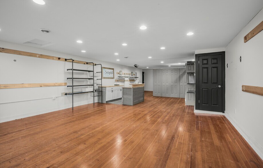 More Photos Of 200 Broadway St, Jordan Storefront Retail Residential For Lease