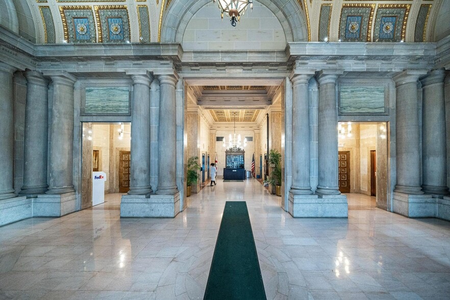 More Photos Of 25 SE 2nd Ave, Miami Office For Lease