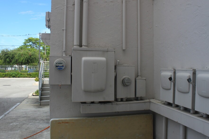 More Photos Of 2475 Hollywood Blvd, Hollywood Office For Lease