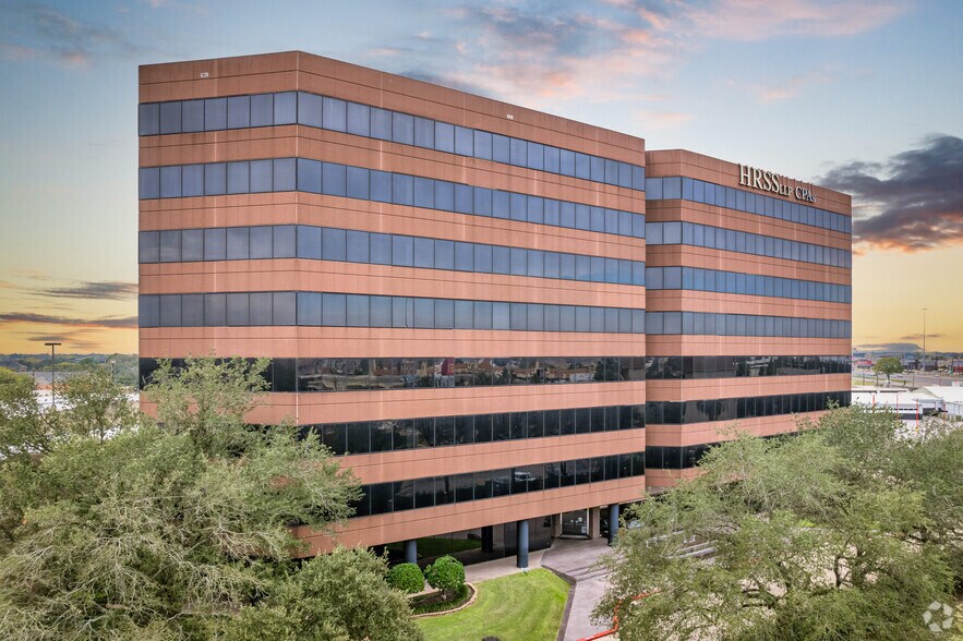 More Photos Of 6671 Southwest Fwy, Houston Office For Lease
