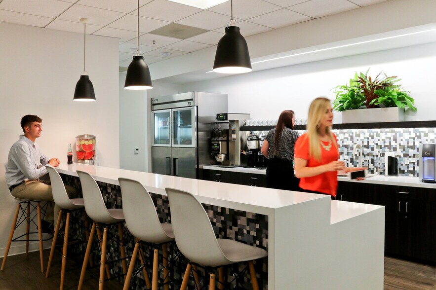 More Photos Of 1 World Trade Ctr, Long Beach Coworking Space