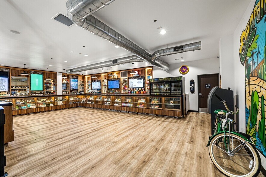 More Photos Of 560 S Williams Rd, Palm Springs Showroom For Sale