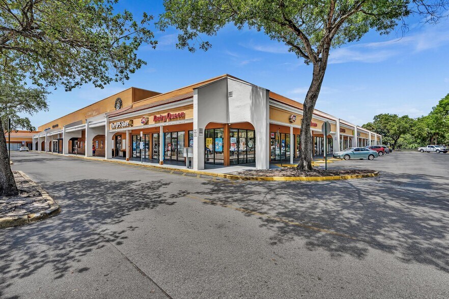 More Photos Of 8030-8384 N Pines Blvd, Pembroke Pines General Retail For Lease