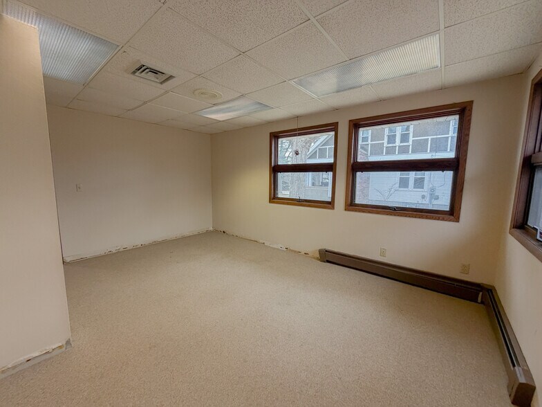 More Photos Of 515 Gold St, Green Lake Office For Sale