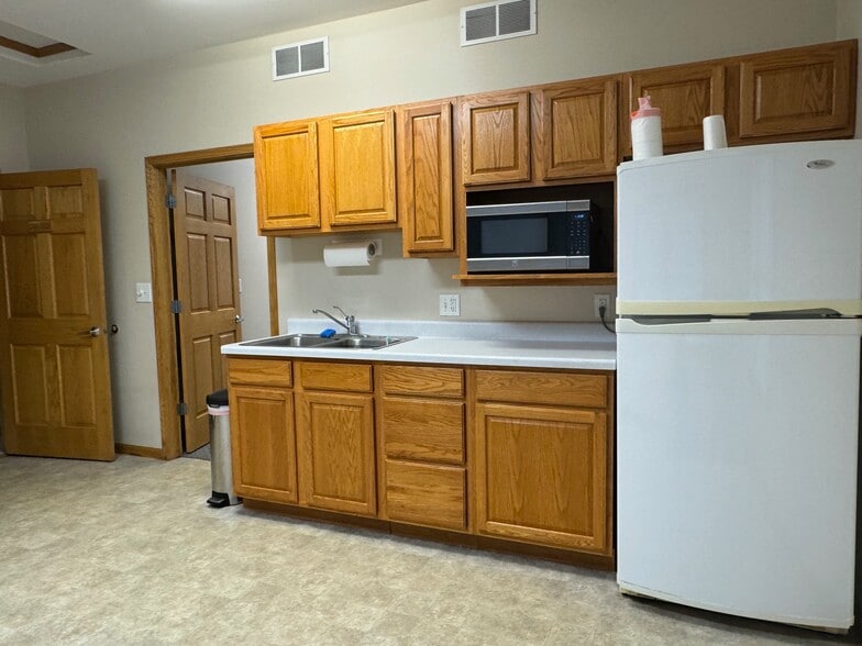 More Photos Of 3300 Commerce Dr, Dekalb Medical For Lease