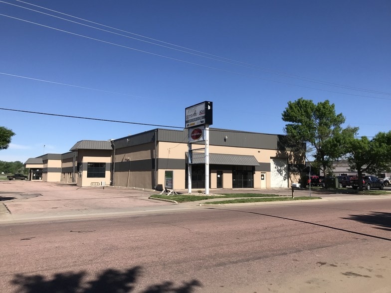 More Photos Of 2701 S Carolyn Ave, Sioux Falls Showroom For Sale
