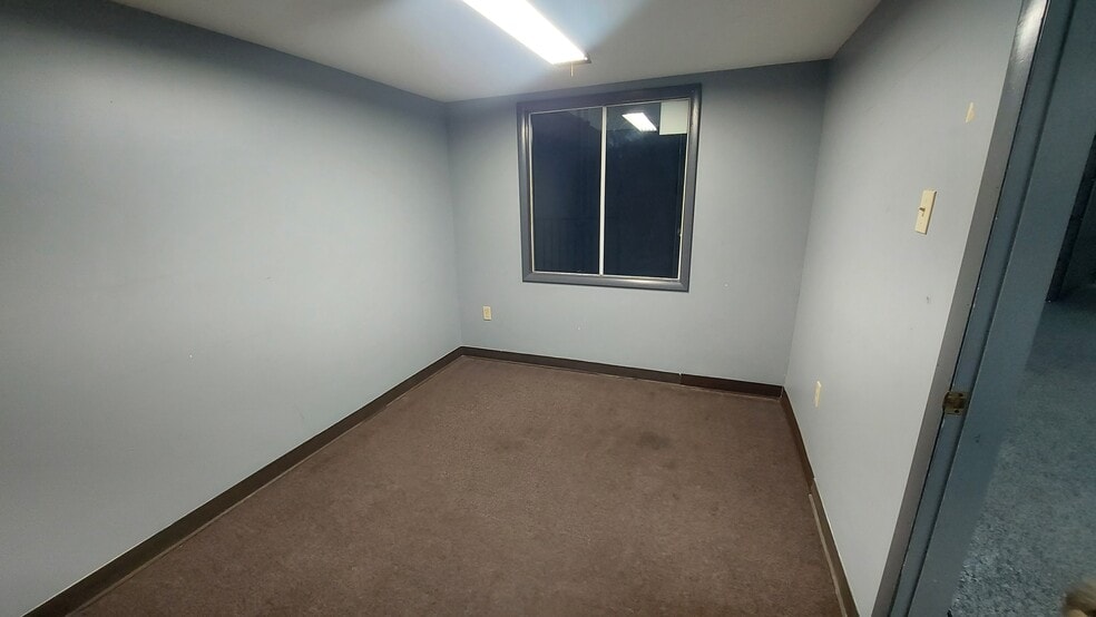 More Photos Of 581 W High St, Pottstown Service For Lease