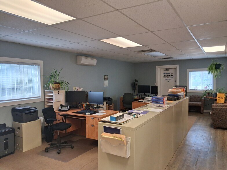 More Photos Of 2071 S Wellington Rd, Nanaimo Warehouse For Lease